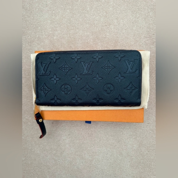Louis Vuitton Zippy Wallet - Picture 1 of 10